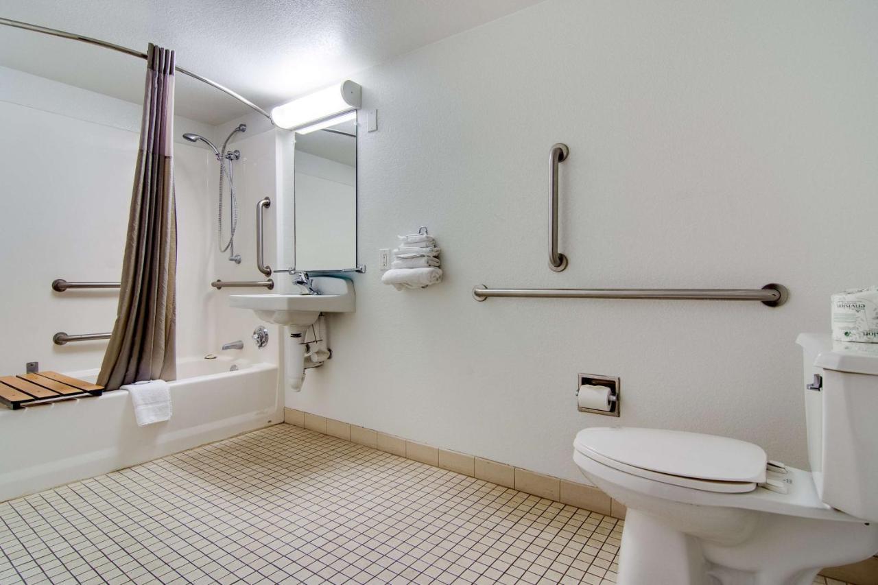 Deluxe Queen Room with Two Queen Beds - Smoking