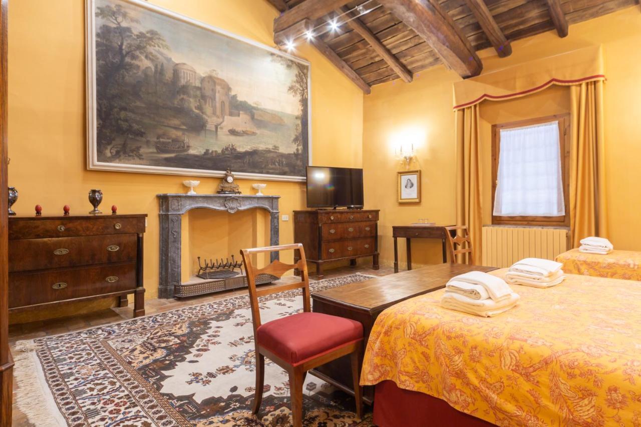 Deluxe Suite with Historical Painting