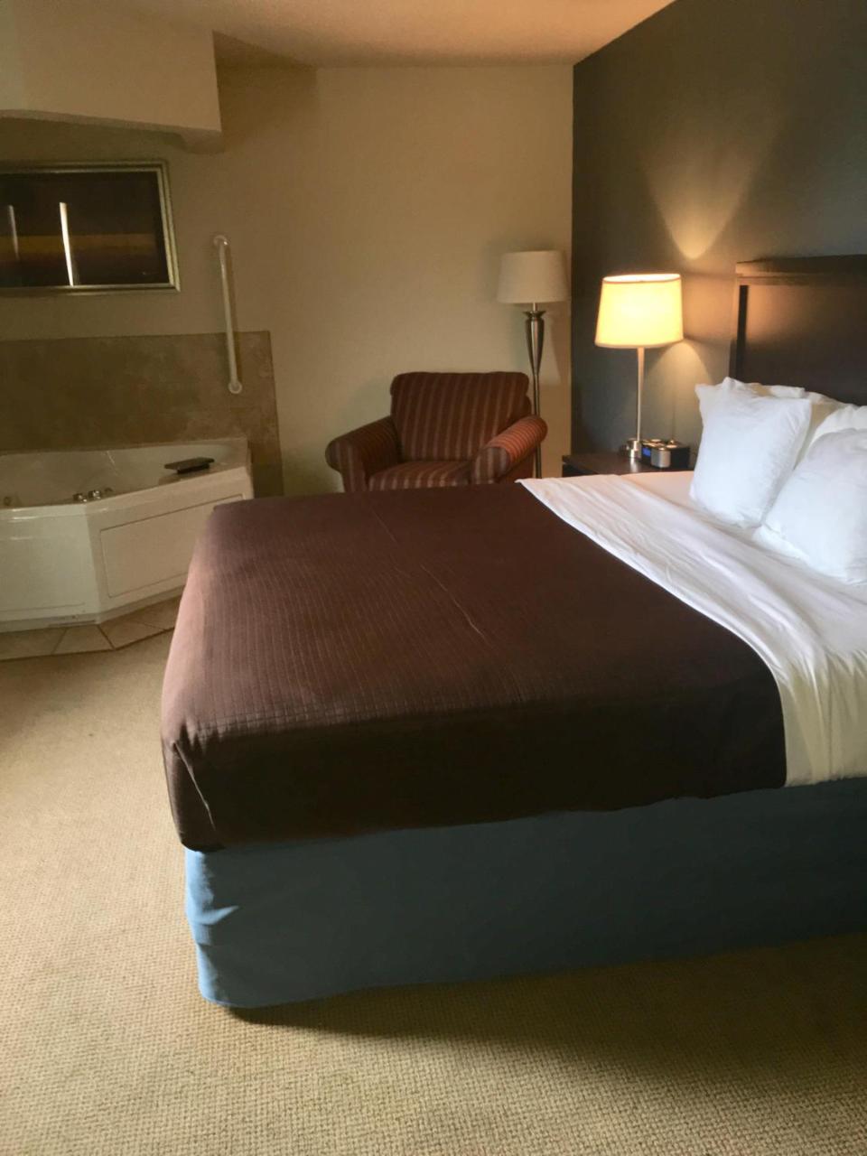 One-Bedroom King Suite Jetted Tub Non-Smoking