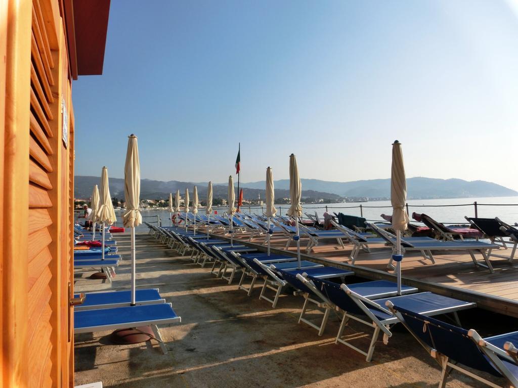 Camera Matrimoniale con Terrazza e Vista Mare (Piano Terra)