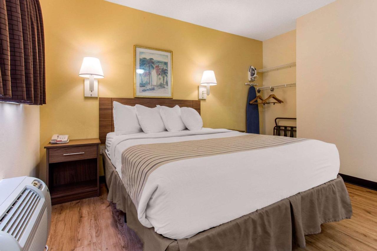 Queen Room - Disability Access - Smoking - Kitchen