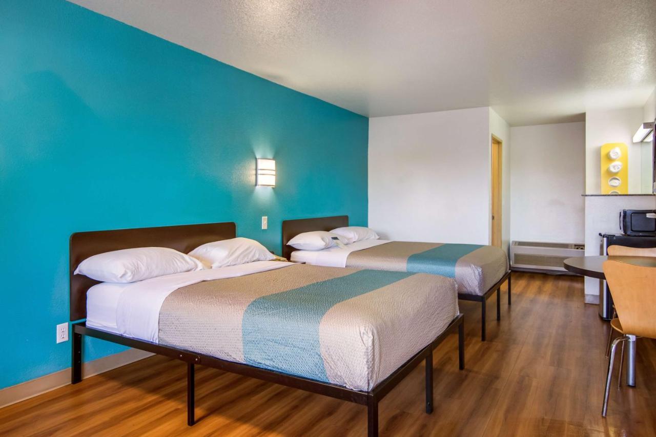 Deluxe Queen Room with Two Queen Beds - Smoking