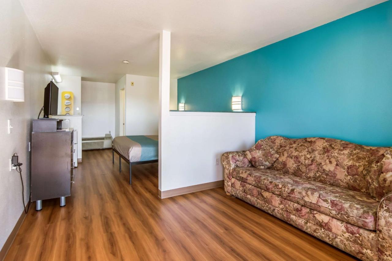 Deluxe King Room - Non-Smoking