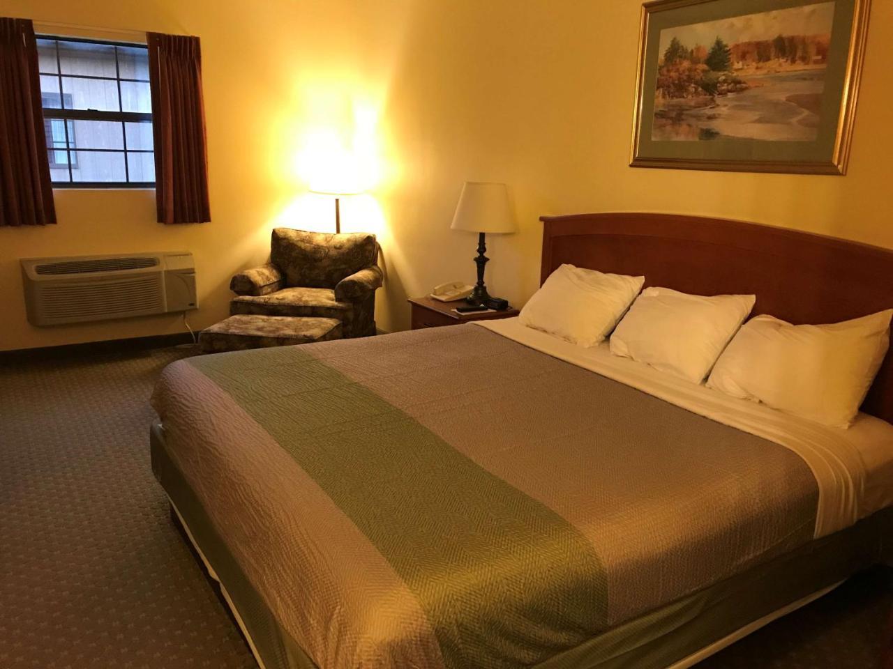 Deluxe Queen Room - Non-Smoking