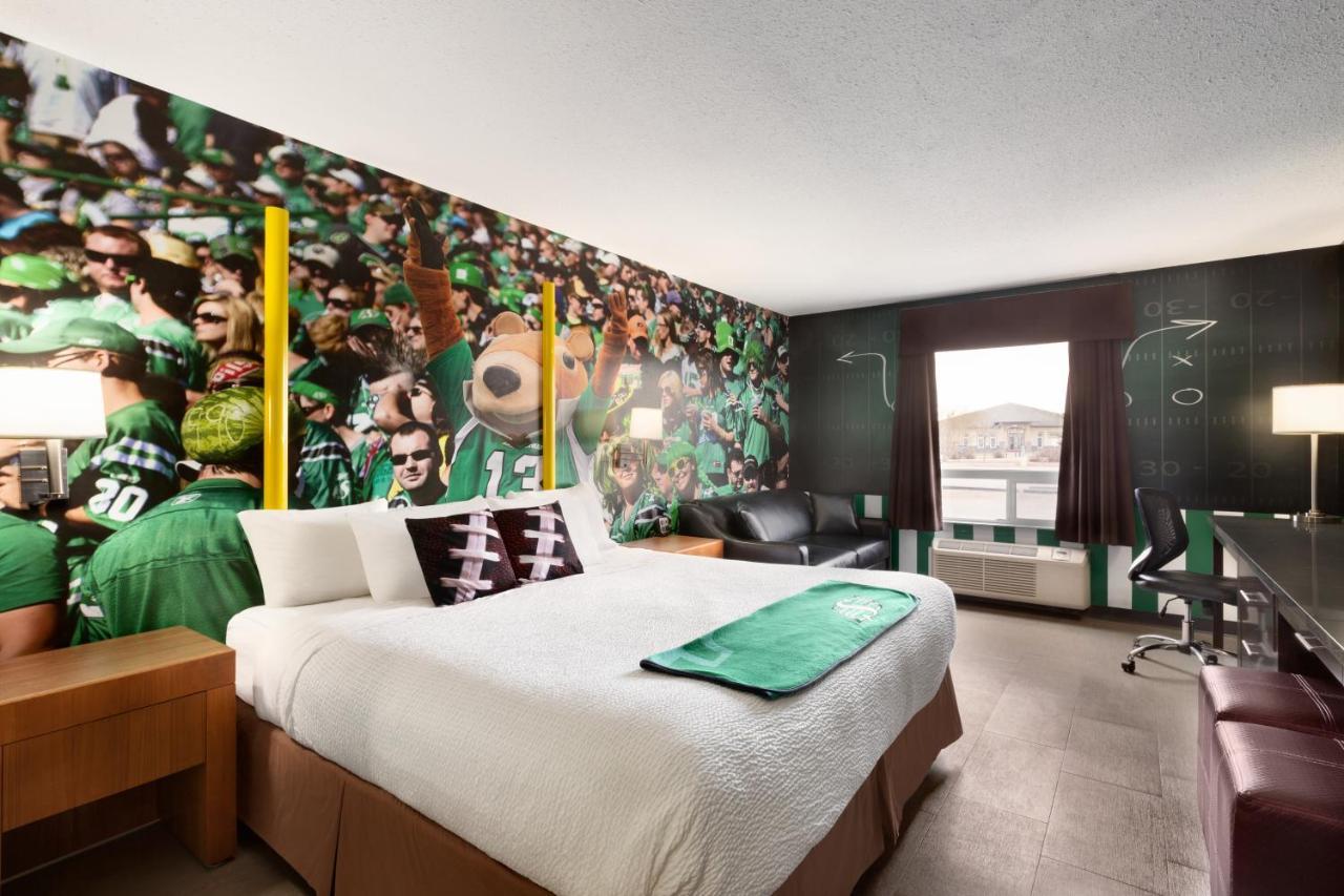 King Suite Green White Football Them Non-Smoking