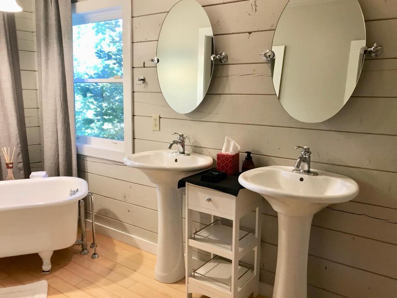 Deluxe Queen Suite