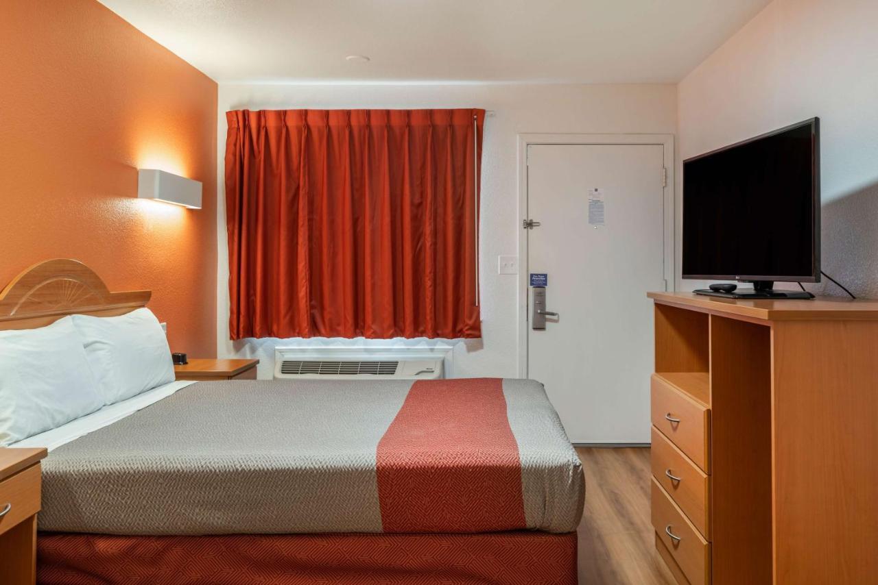 Queen Room Smoking