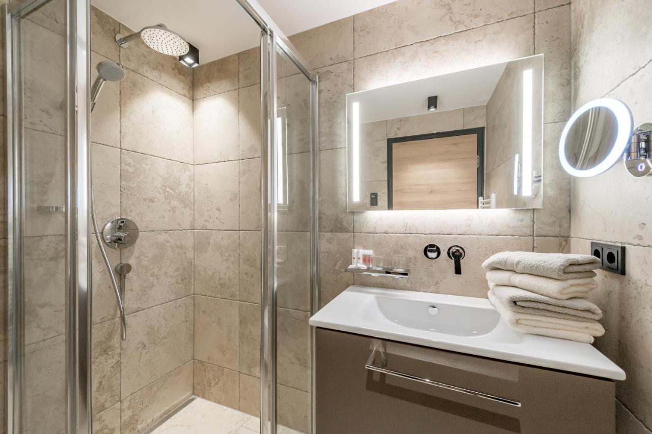 King Room with Walk-In Shower – Hearing Accessible with Microwave & Refrigerator,1095125445:JPEG