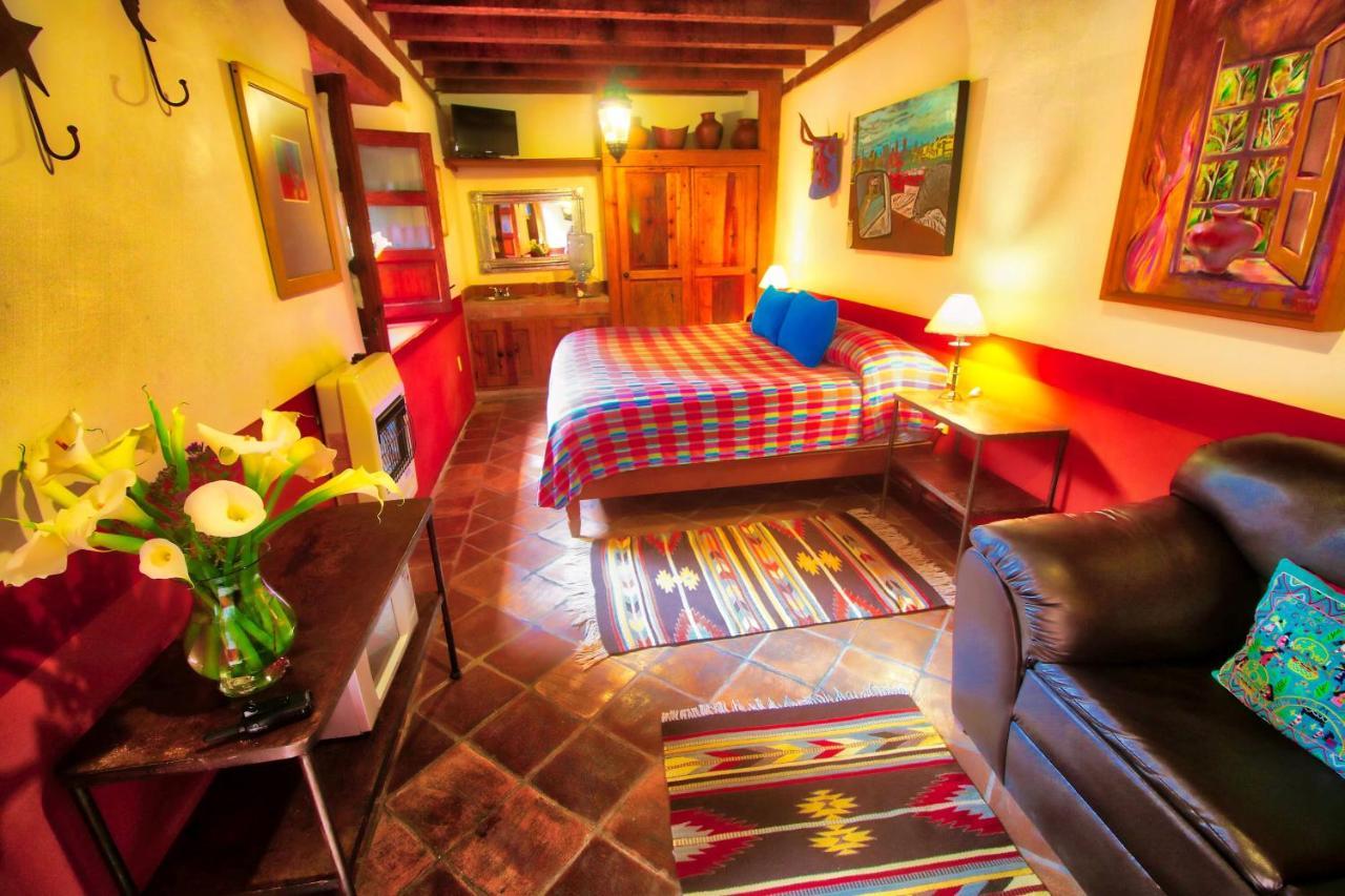 Habitación con cama extragrande.