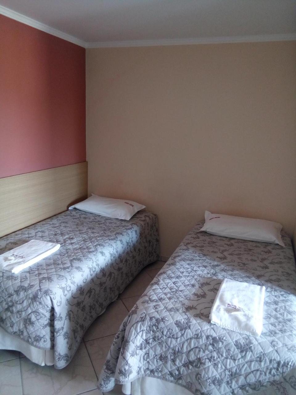 Quarto Grande com Cama de Casal ou 2 de Solteiro