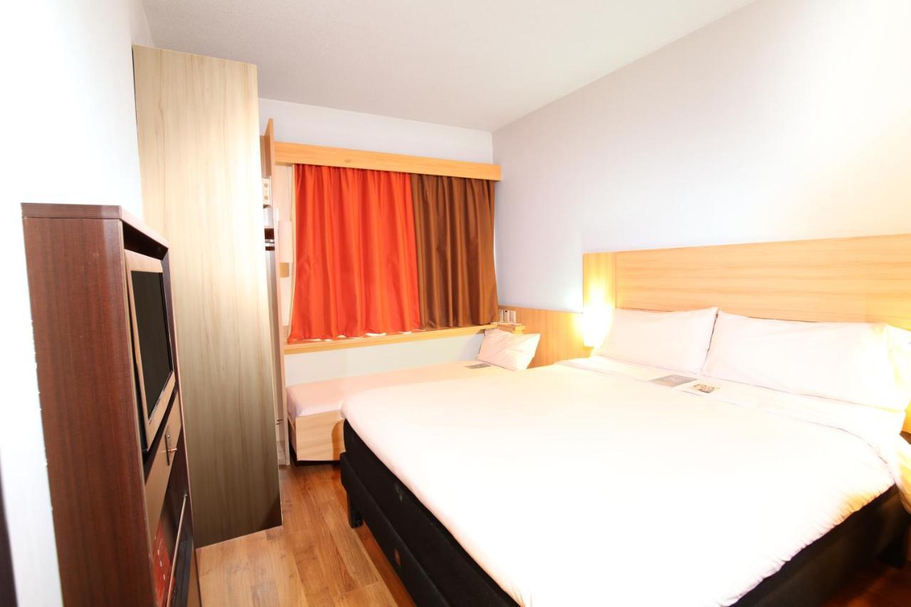 Quarto com Cama Queen-size e Cama Extra