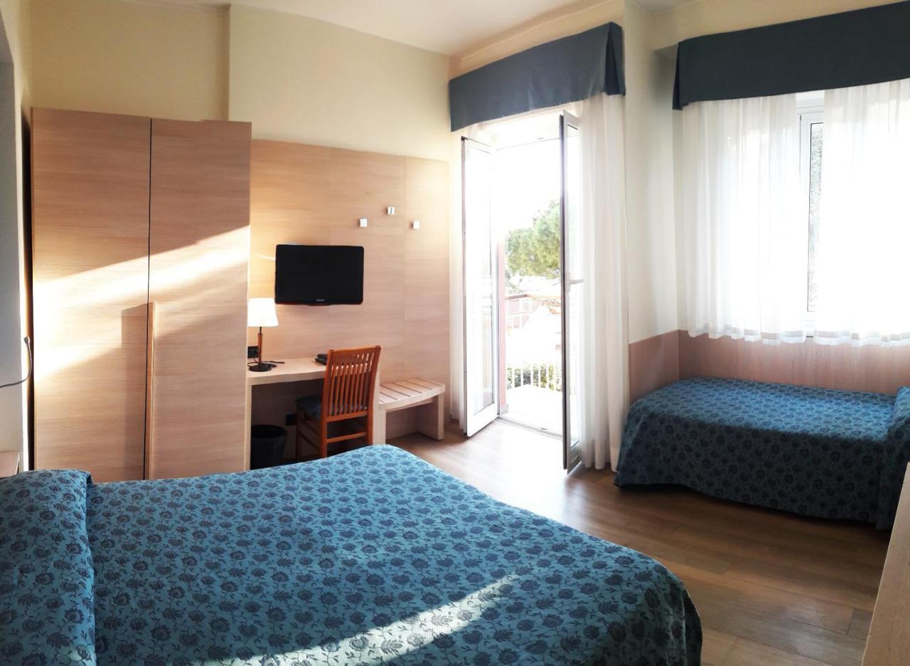 Camera Comfort Matrimoniale/Doppia con Letti Singoli con Letto Supplementare e Balcone