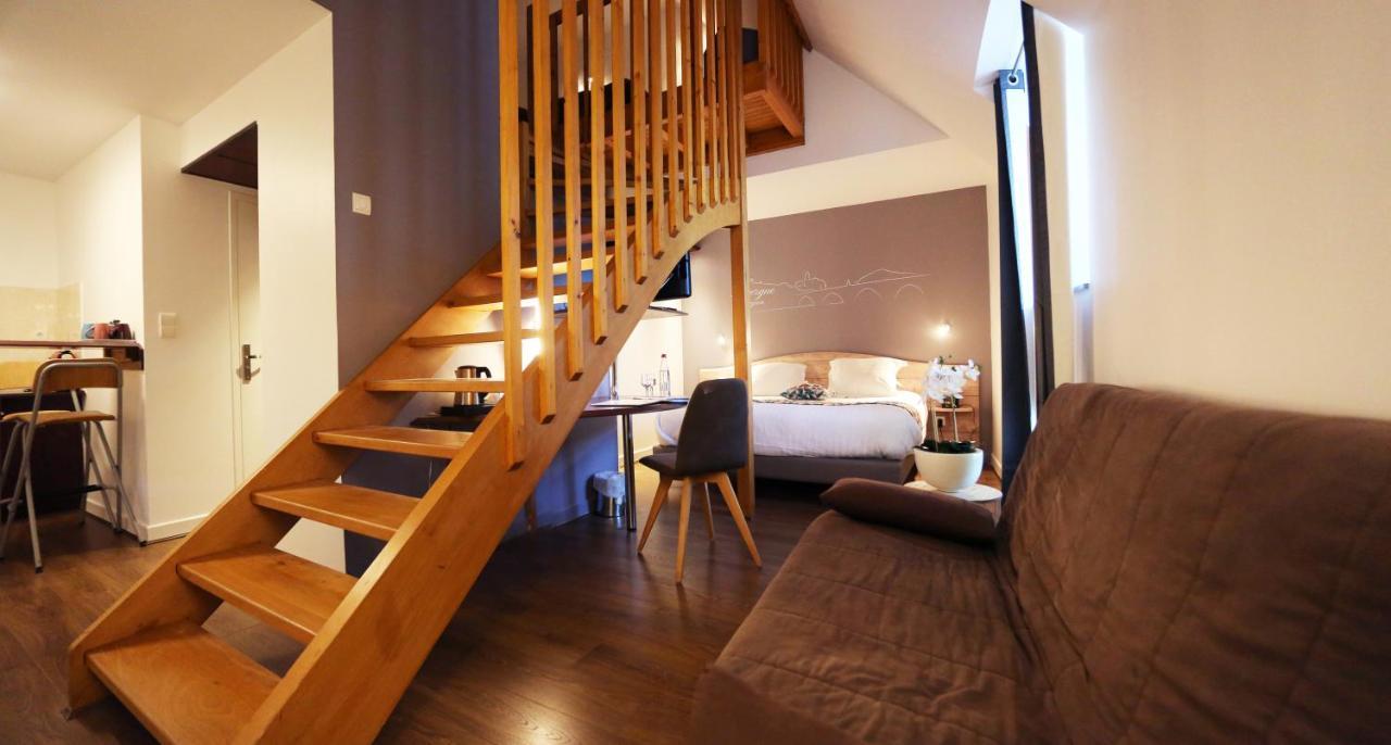 Deluxe Quadruple Room Queen Bed Kitchen
