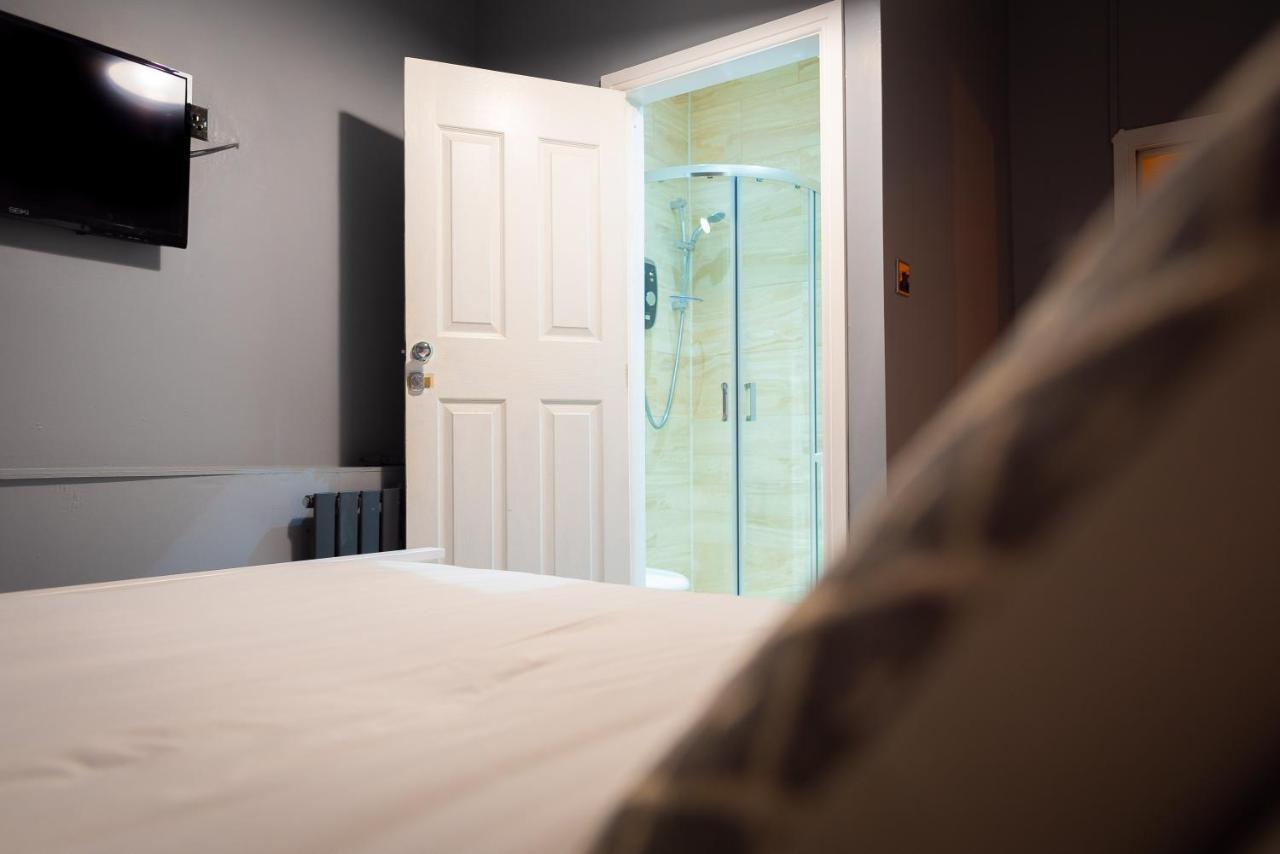 Deluxe Double Room Shower