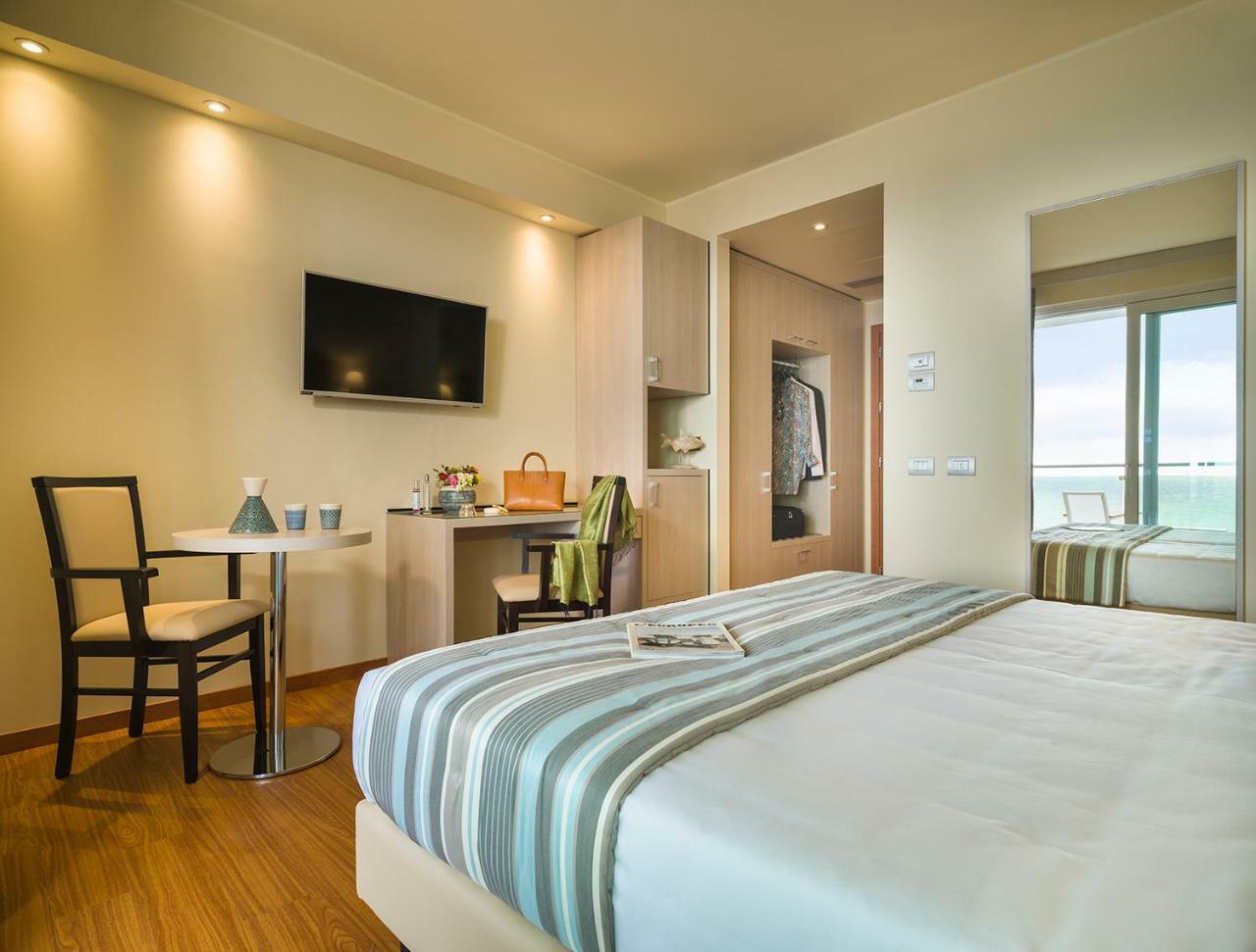 Double or Twin Room with Sea View