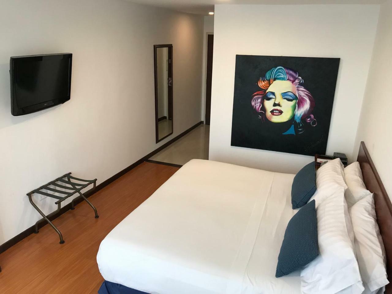 Habitación con cama extragrande.