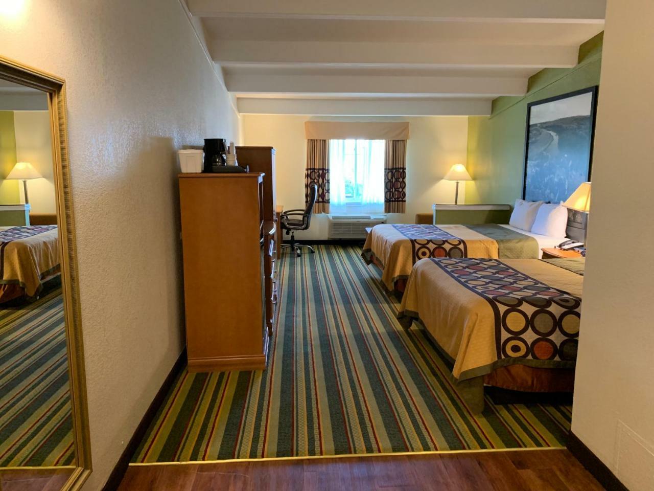 Queen Room with Two Queen Beds - Smoking