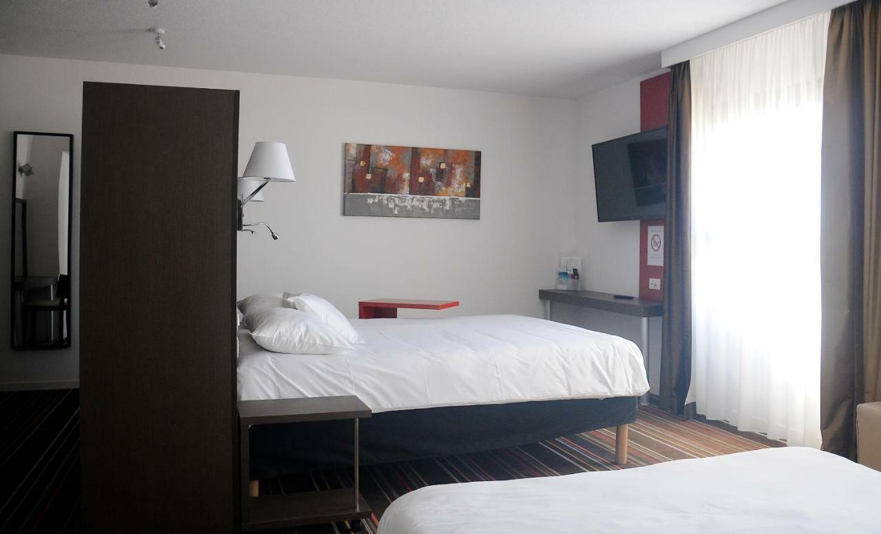 Standard Suite 1 Double Bed 2 Single Beds,790220379:JPEG
