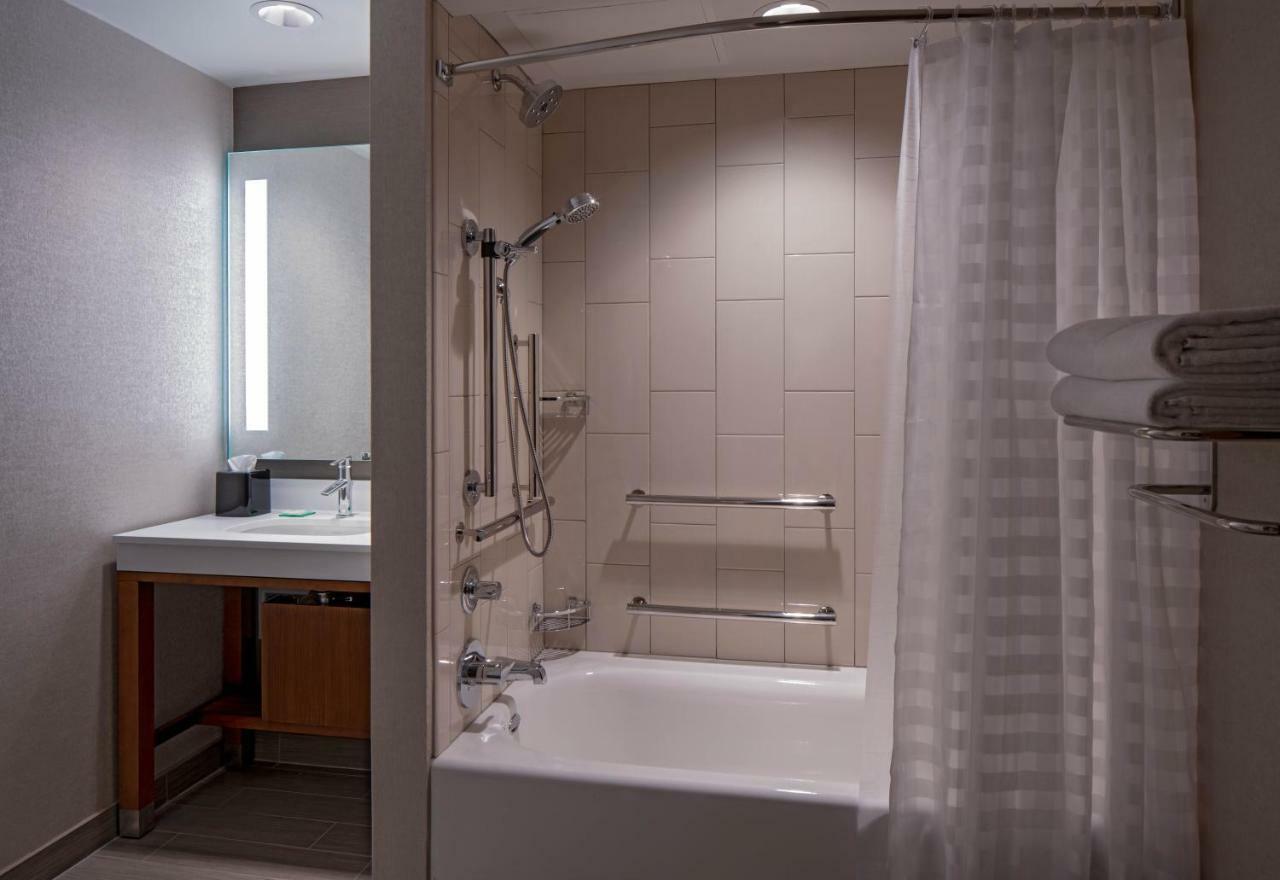 Queen Room Two Queen Beds Accessible Tub,799519065:JPEG