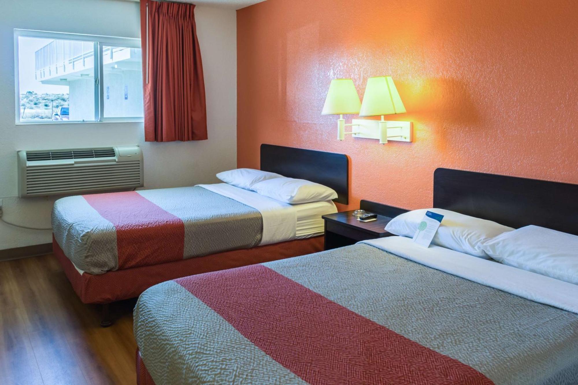 1 Full Bed | ADA or Tub