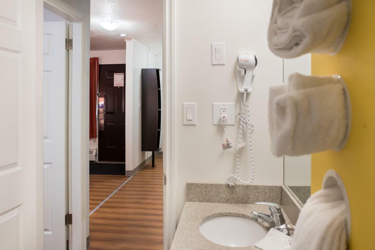 Deluxe King Room - Non-Smoking