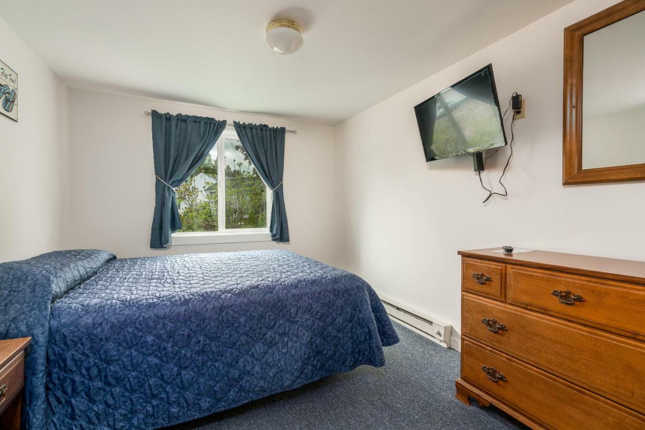 One-Bedroom Queen Suite