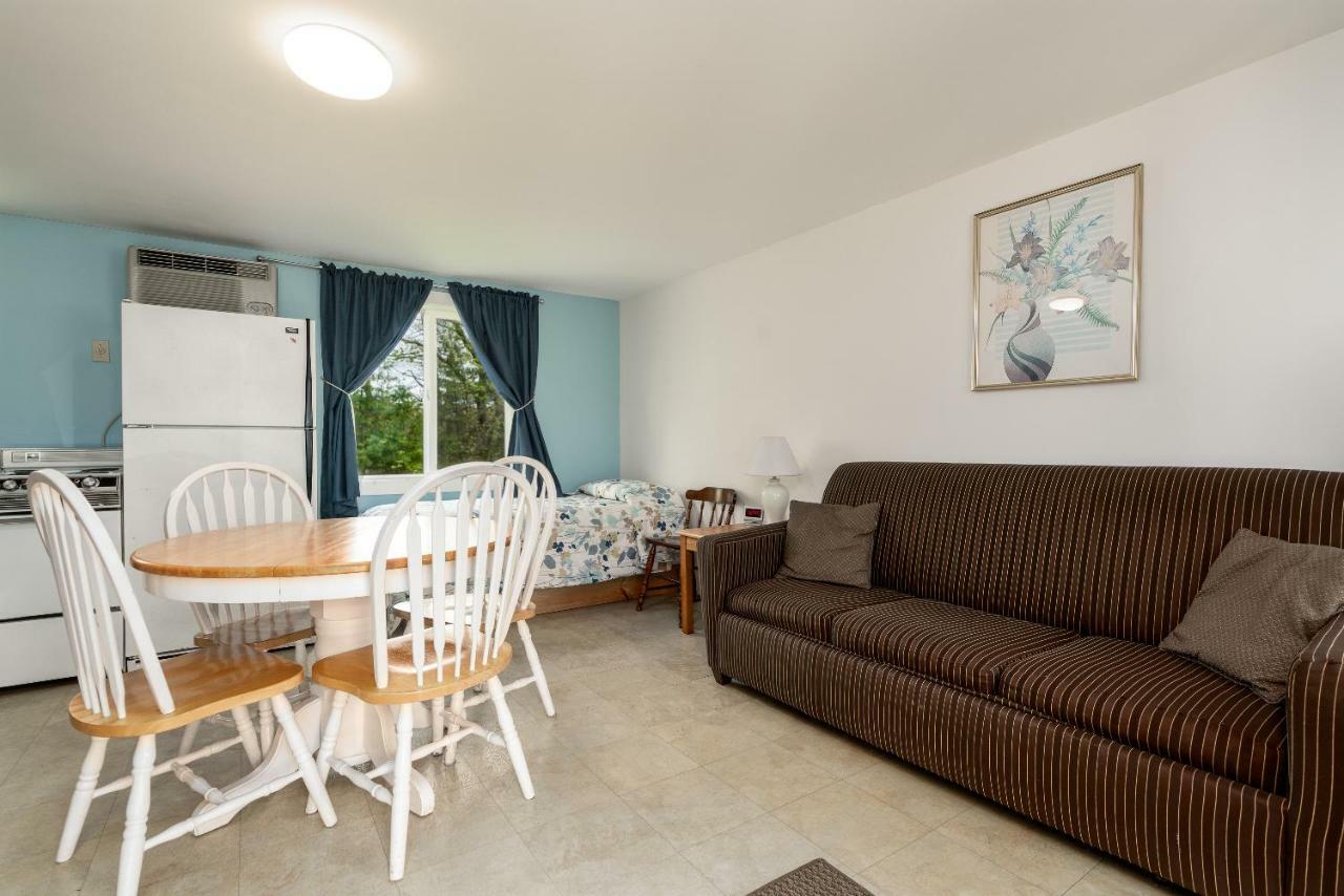 One-Bedroom Queen Suite