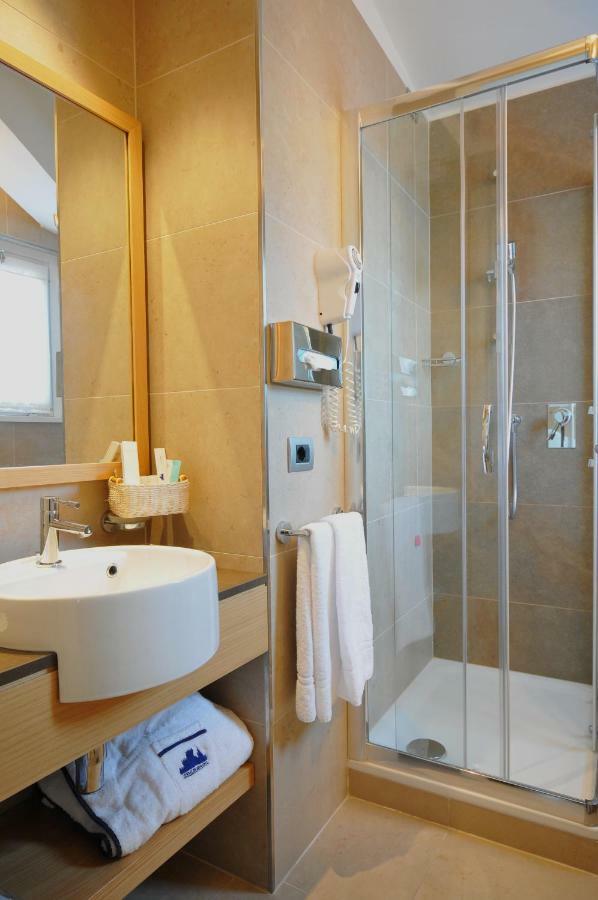 Deluxe Single Room Balcony Lateral Lake View Spa Access