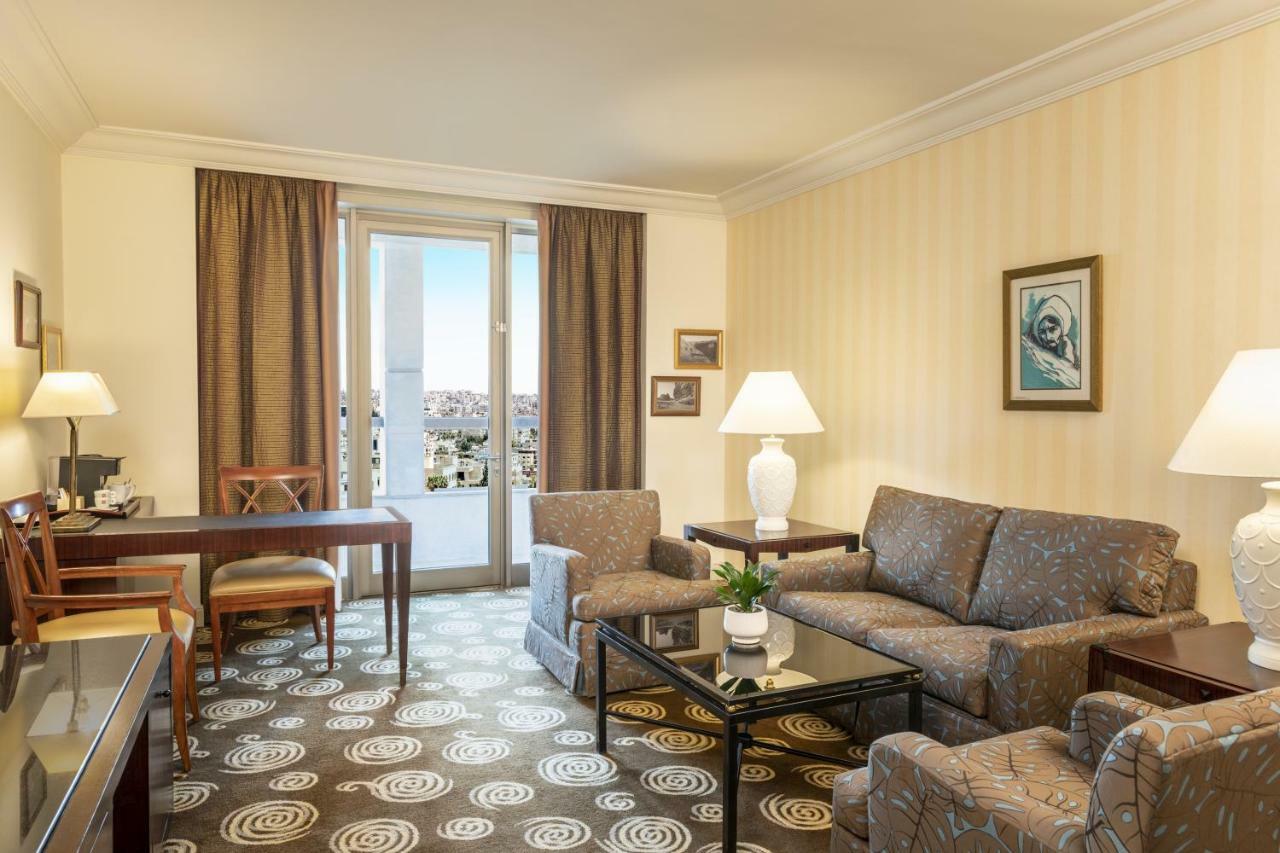 Executive Suite Club lounge access 1 King City view