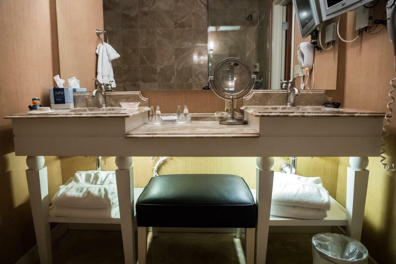 Luxury Suite Spa Bath