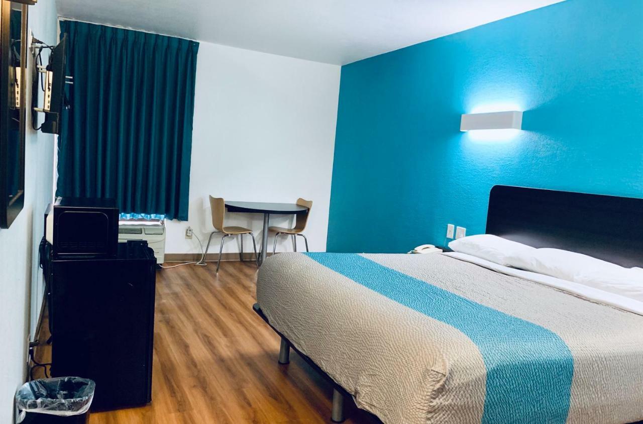 1 King Bed | Non-Smoking