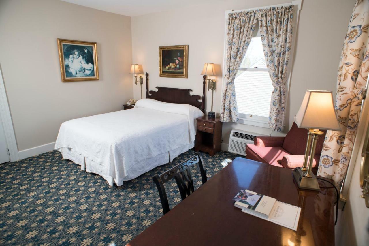 Deluxe Main Inn Room One Queen Bed