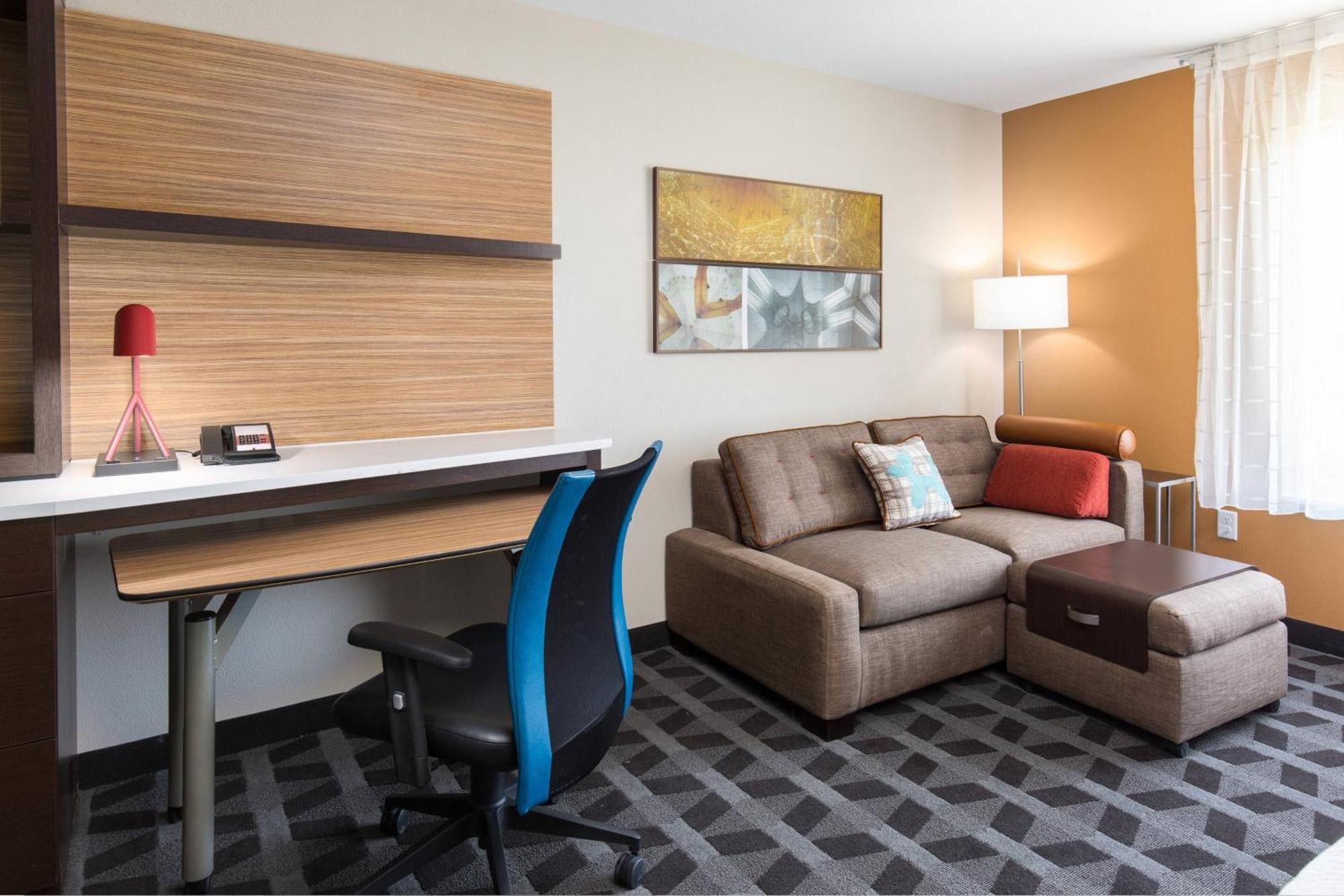 Deluxe Queen Suite