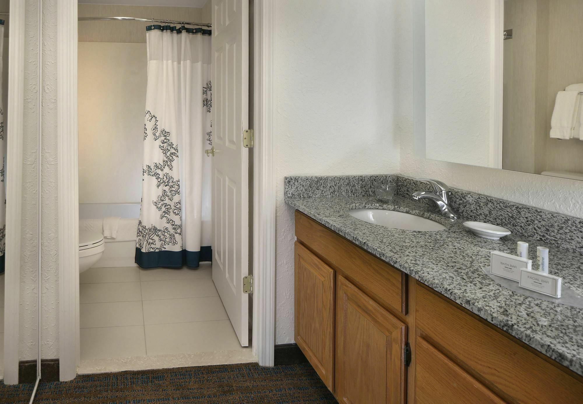 1 Bedroom Suite 1 Queen Sofa bed,824758454:JPEG