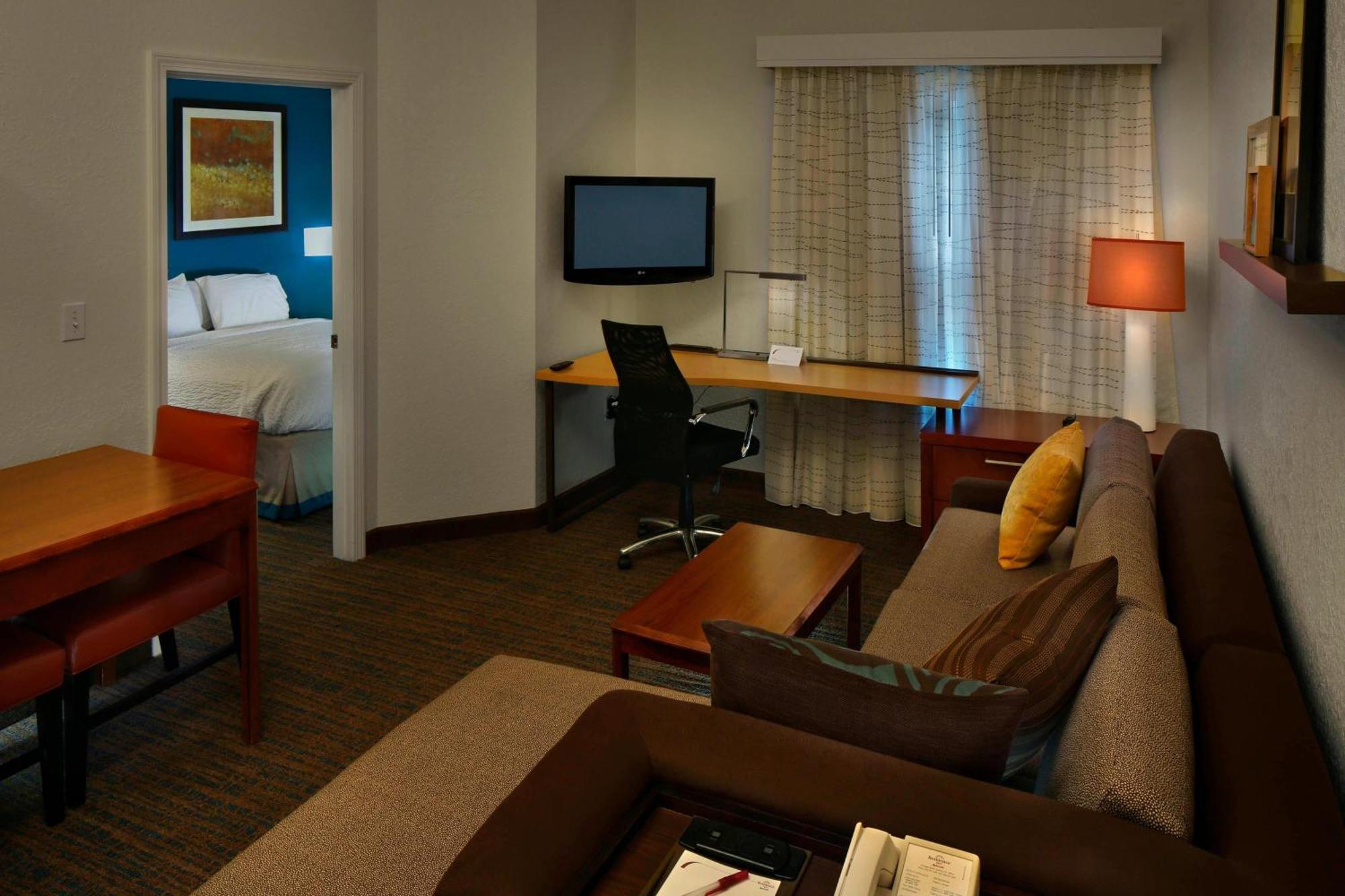1 Bedroom Suite 1 Queen Sofa bed