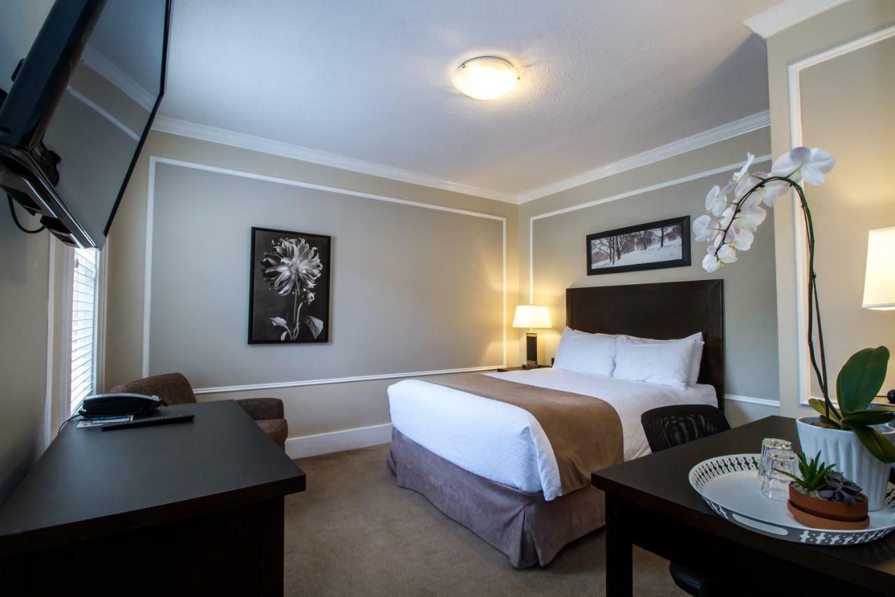 Deluxe Queen Room