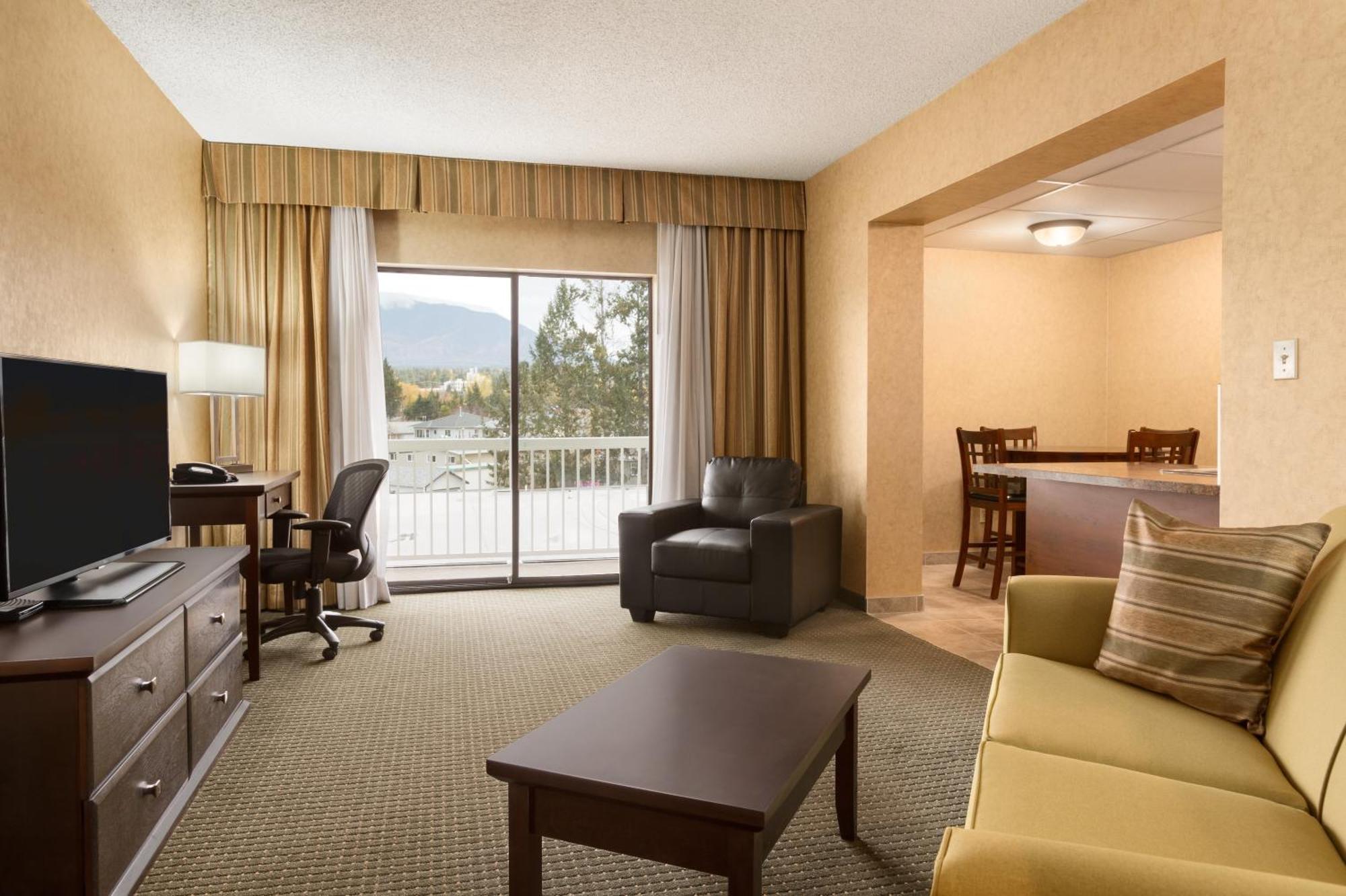 Deluxe King Suite Spa Bath & Kitchen Non-Smoking