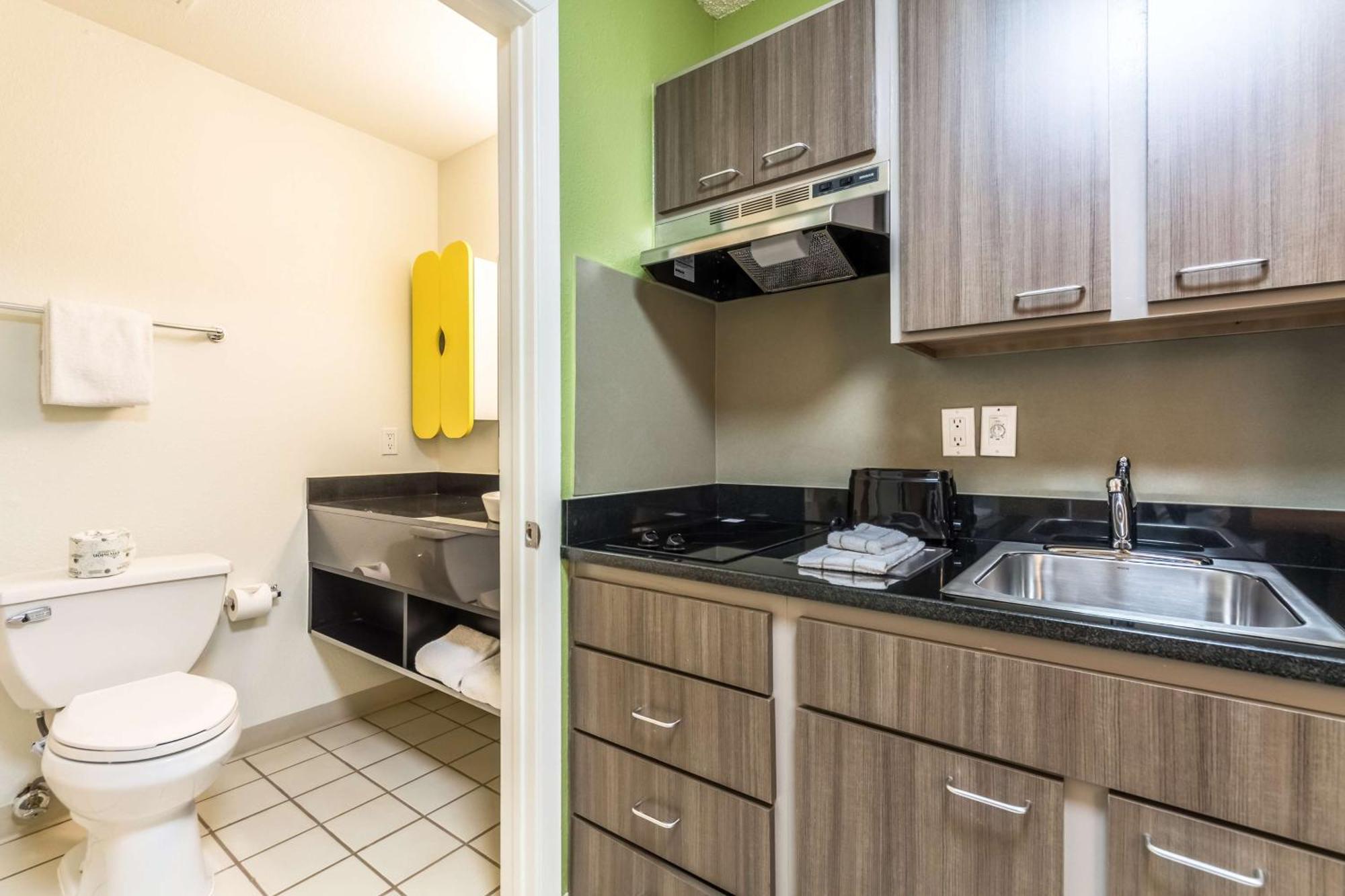 Queen Room - Disability Access - Non-Smoking