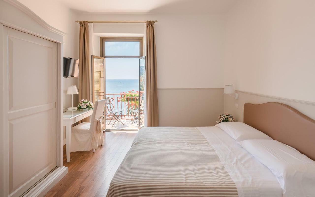Double or Twin Room Sea View