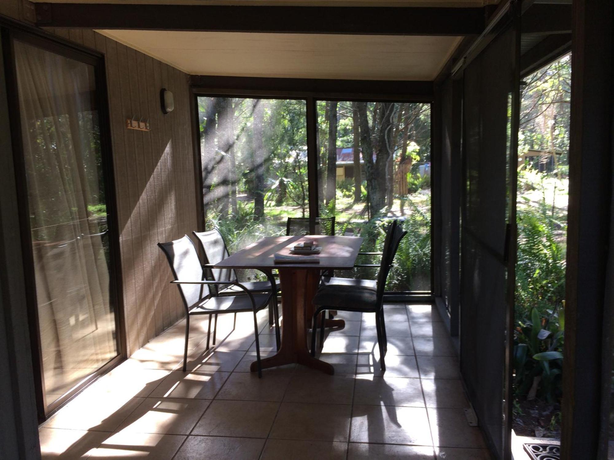 Two-Bedroom Cabin 1 King 1 Queen & 2 Single Beds