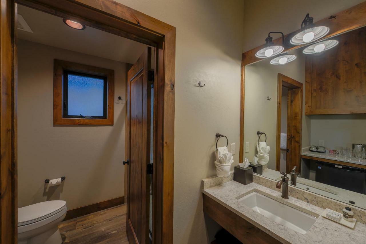 Private King Cabin