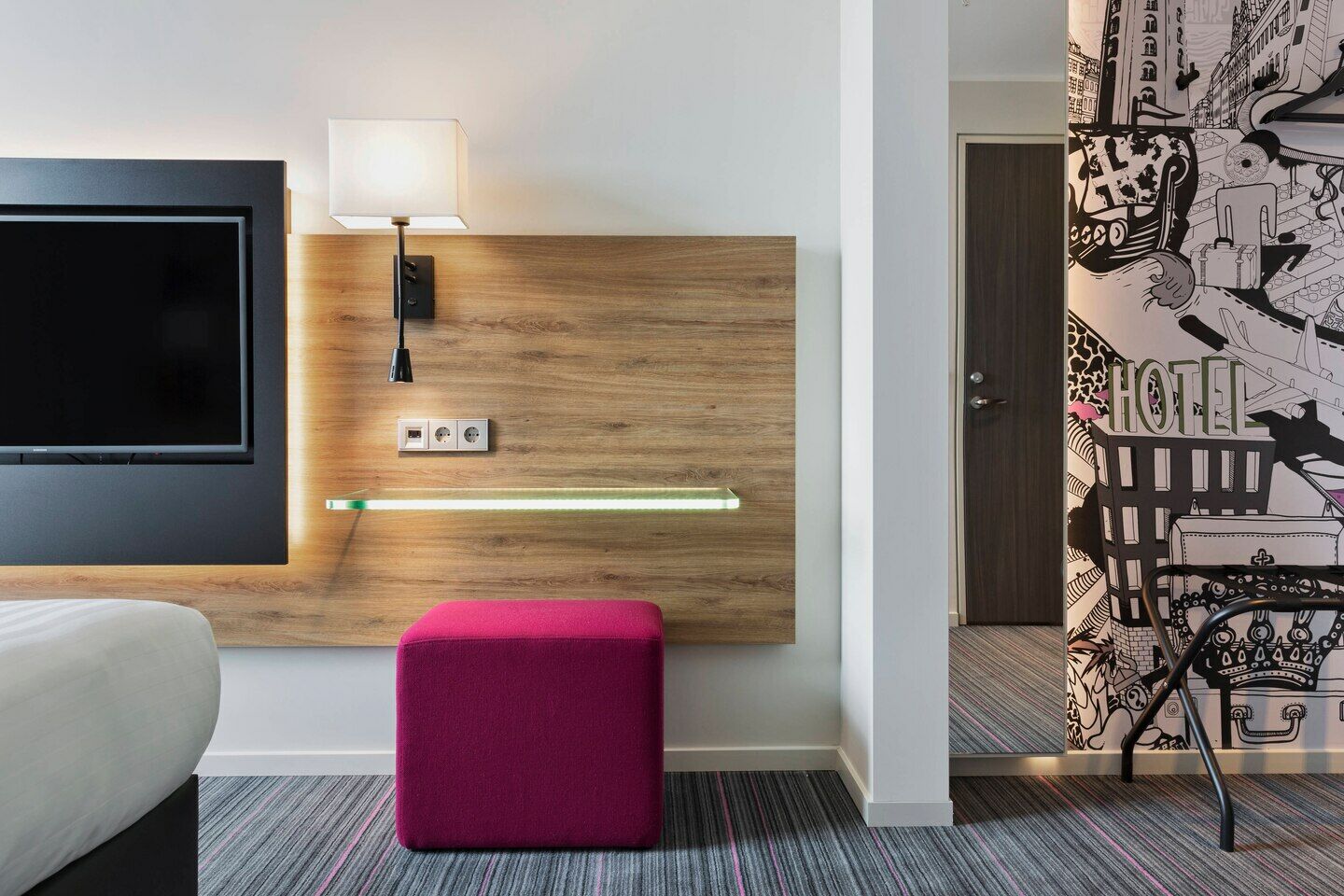 Moxy Queen Sleeper Room City View