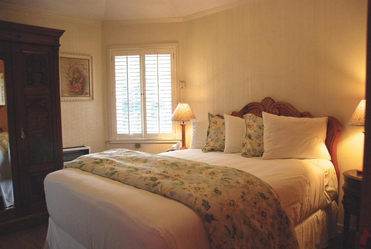 Queen Suite with Sofa Bed