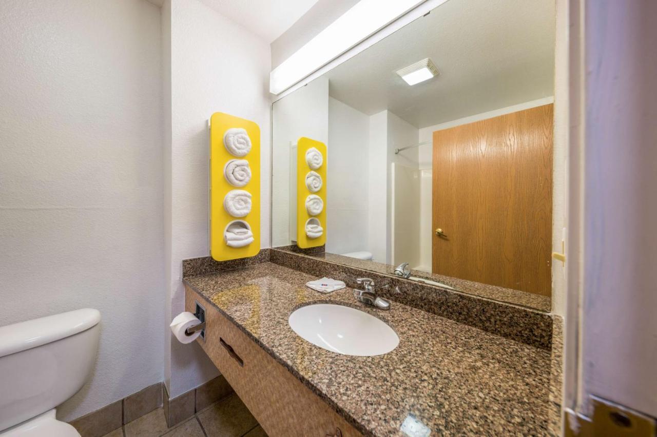Deluxe King Room - Non-Smoking
