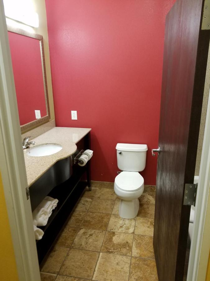 Executive King Room with Roll-In Shower - Mobility Accessible/Non-Smoking