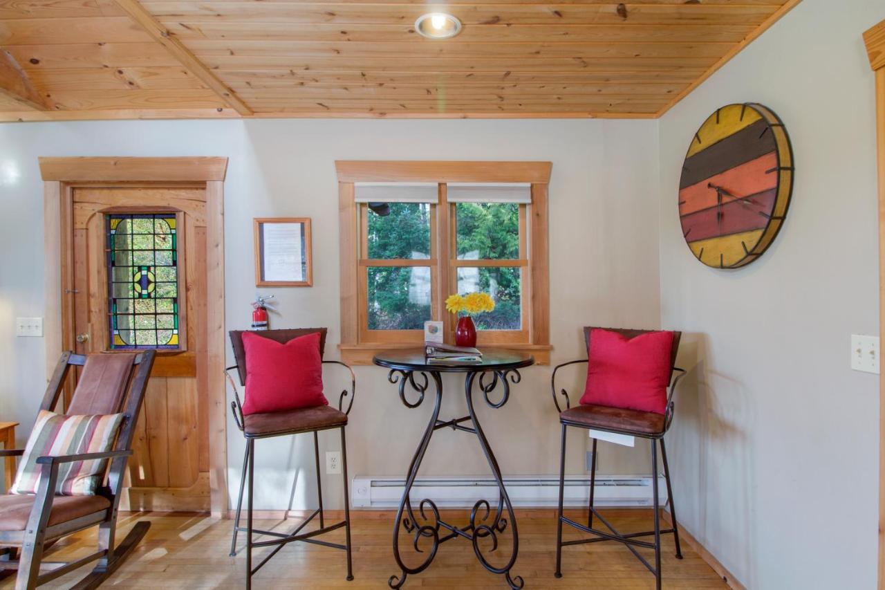One-Bedroom Bungalow (No pets)