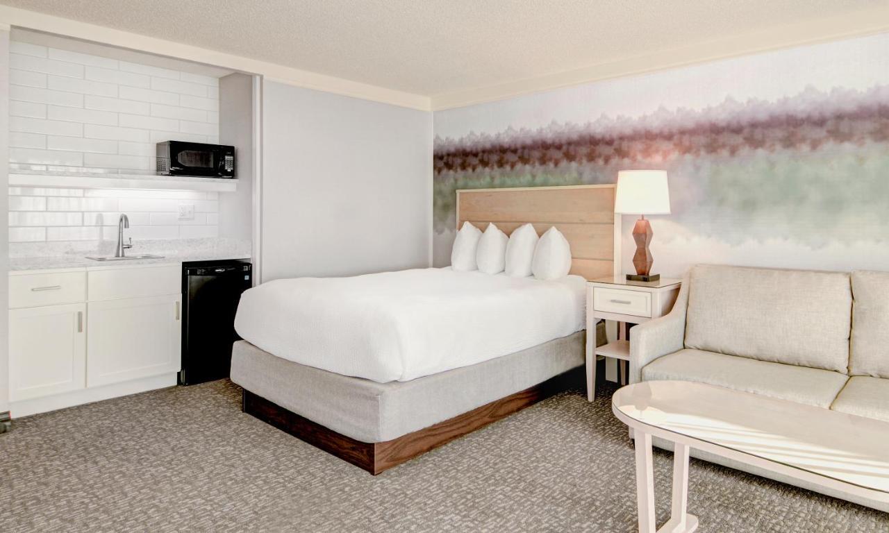 Deluxe Pet Two Bedroom 1 King & 2 Queen Patio
