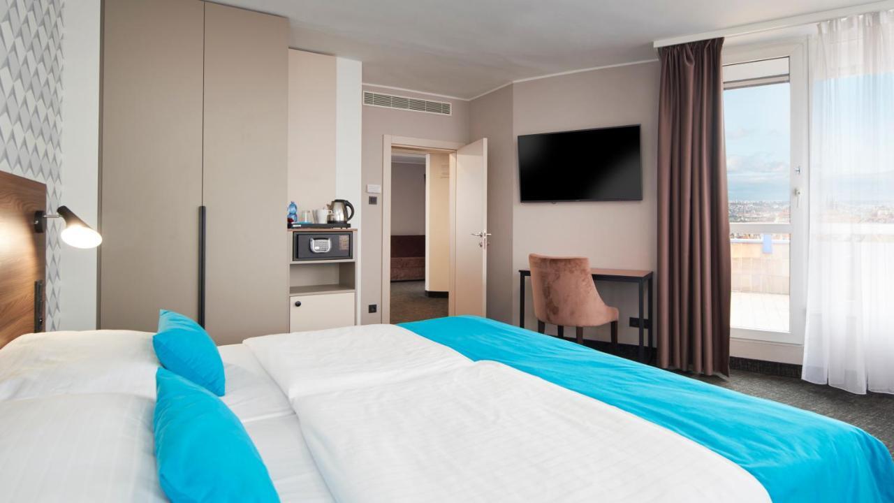 Deluxe Suite Pool Access