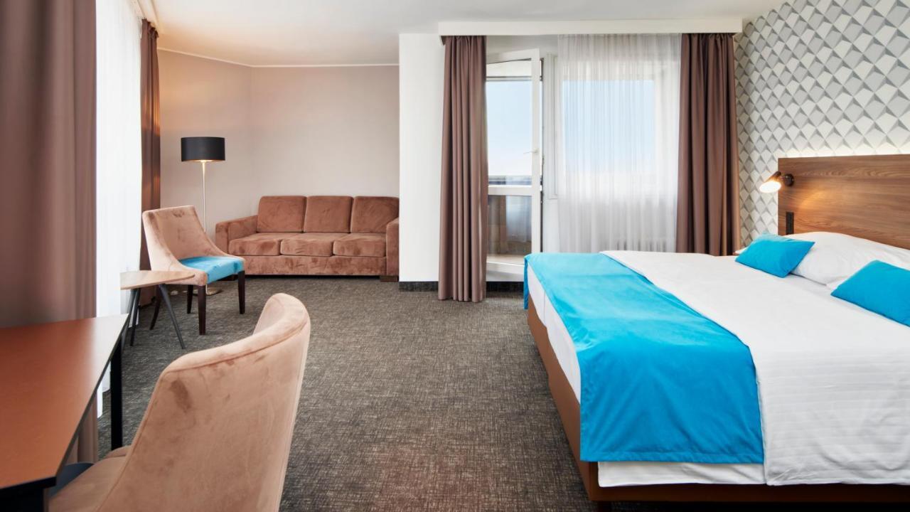 Deluxe Suite Pool Access