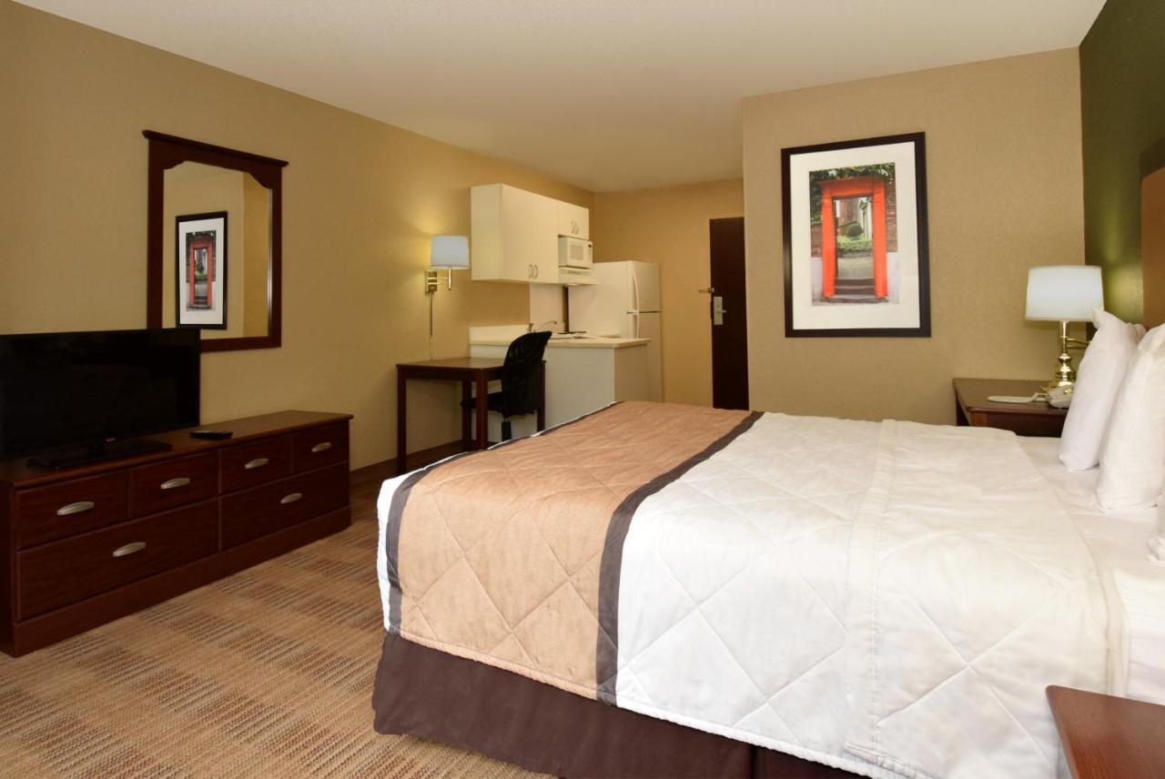 Efficiency Queen Room with Roll-In Shower - Disability Access/Non Smoking